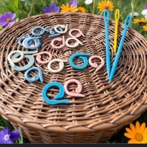 Assorted Stitch Markers And 3 Plastic Yarn Needles Accessories Set NIP